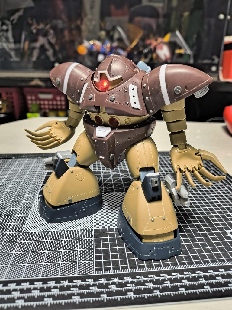 塗装前の状態。合わせ目消し、スジ彫り、ブラバンディテール追加、LEDユニット取り付け、リベットモールドなどでディテールアップしました✨