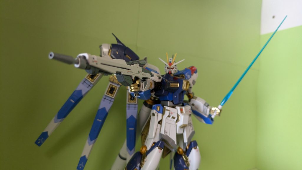 締めは初代ガンダムのポーズ。制作コンセプトは、お前らストライクフリーダムがHi-νに似ているなんて言うから…（けどやってみたら面白かったので許す！）あと、逆シャアが仮にゲームだったとしてあんな裏ボスいたらなー。と思ったから。SFって解釈自由度高いから面白いなぁ〜w