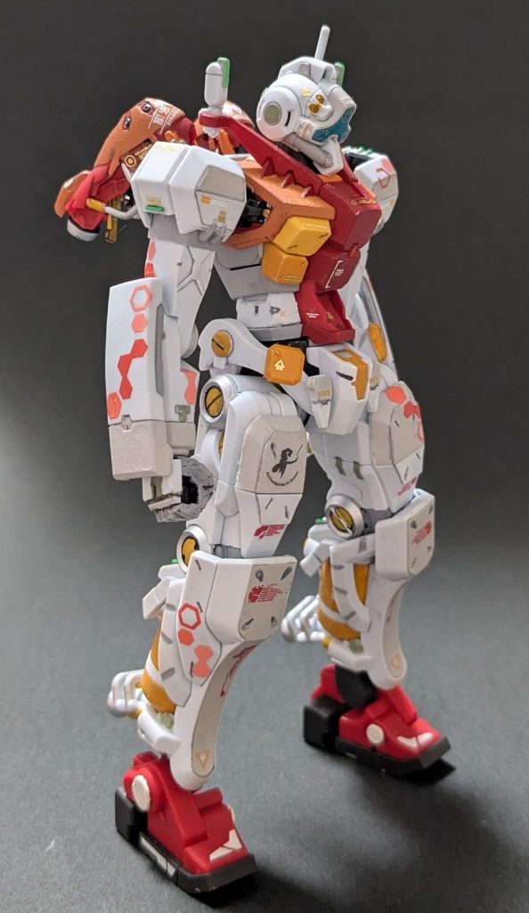 フロント。ガンダムの世界は有視界戦闘で各MS内部のカメラで補正のかかった世界を観るため、光学的な迷彩は勝つためにはやるはず、、、という妄想からヘックス迷彩デカールを使ってみました。 しかしこのデカールの使いこなしにはセンスが必要。