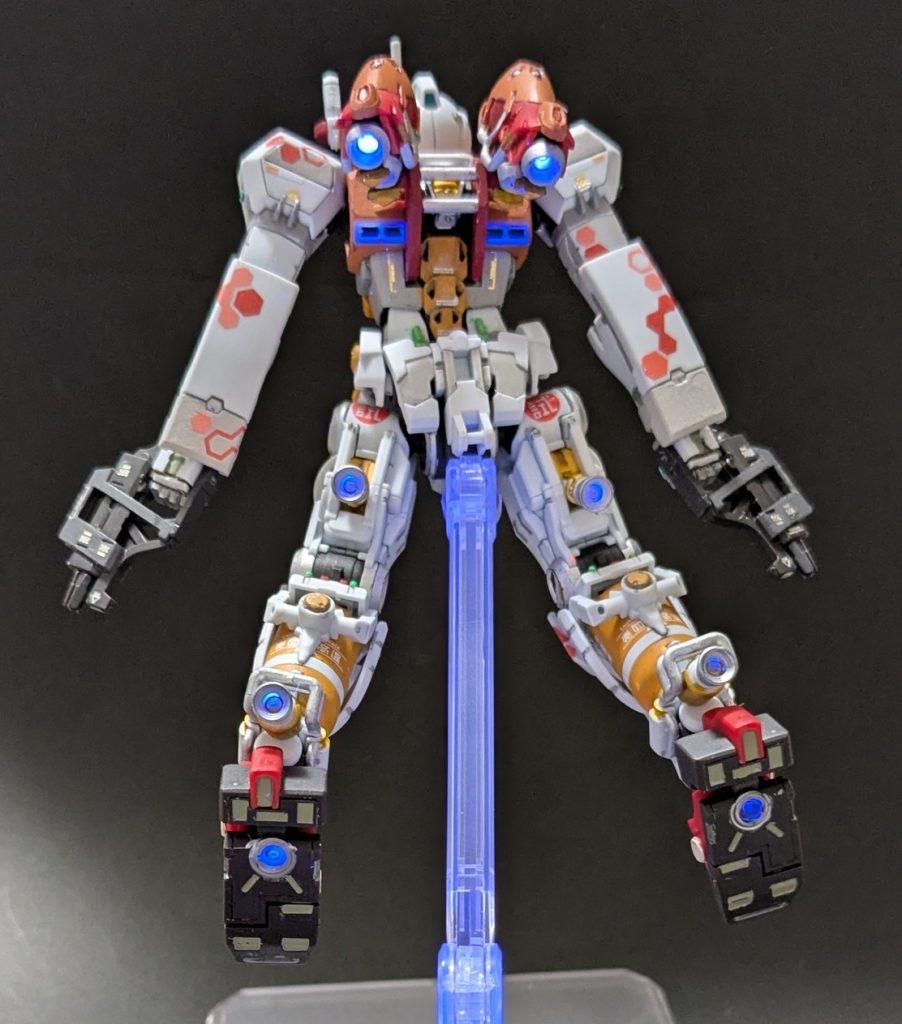 バーニアにも蛍光塗料仕込み。透明スタンドも光ってしまう。