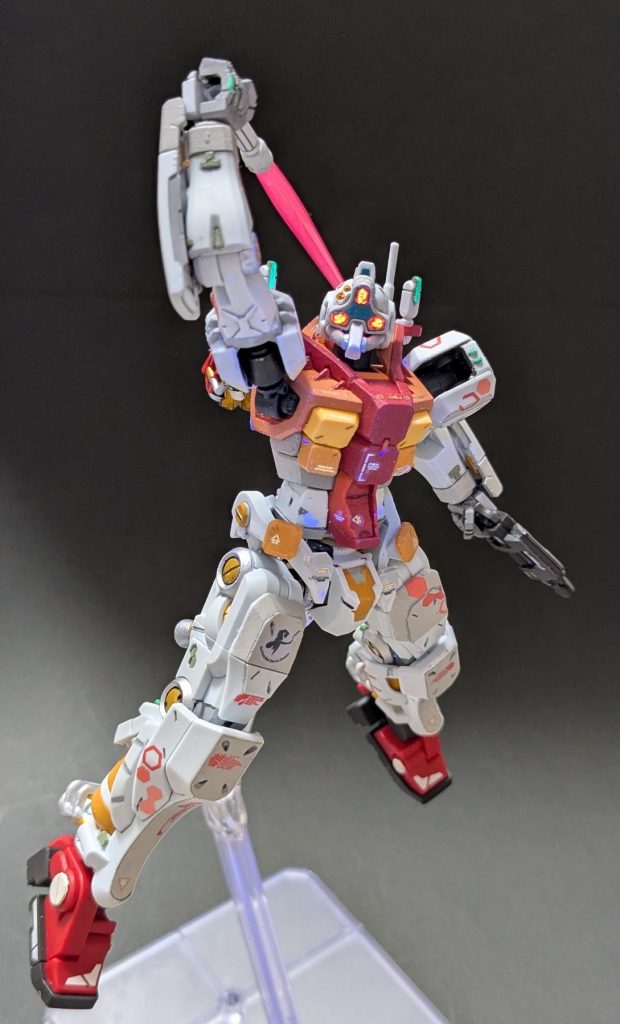 私のために死んで!ニュータイプ! 執着というか狂気を示すため、蛍光で赤く光る透明デカールを採用。イカれてる感じを表現できて満足