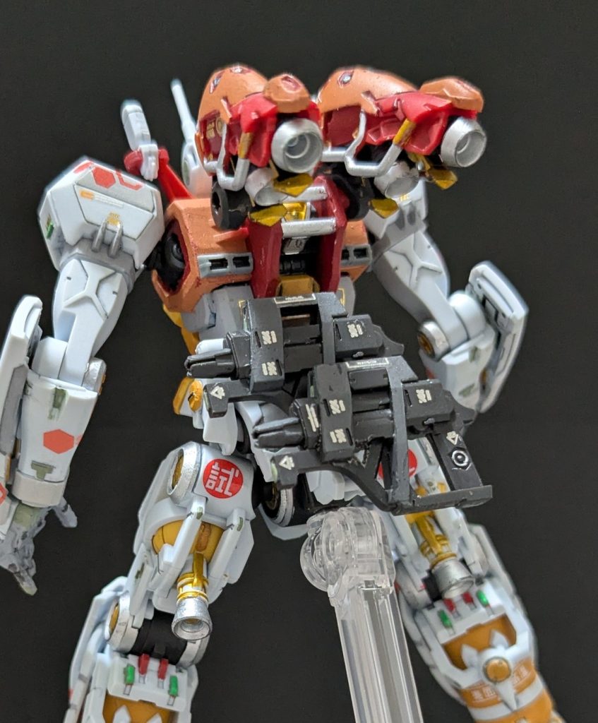 関節の摩擦軽減技術、一体何ネットコーティングなんだ、、、! 正史では一年戦争でガンダムに使われた技術ですが、こちらでは随分遅くの開発に感じます。この時代ではムーバブルフレームやガンダリウムガンマ等はもっと後になるんでしょうか。試作なので大きく「試」を入れました。関節部全体を金銀で目立たせて、新技術採用をイメージしています