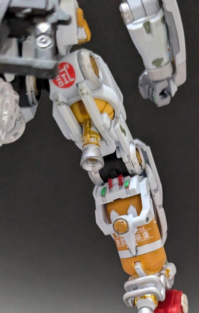 燃料タンクには「表面高温」などの注意書きデカールを貼ってみました。ジークアクスの世界観は日本語が使われているので、こういう注意書きも面白そうと思いました。このタンクは標準モデルの既製品で、サイド6で仕入れているという設定です。