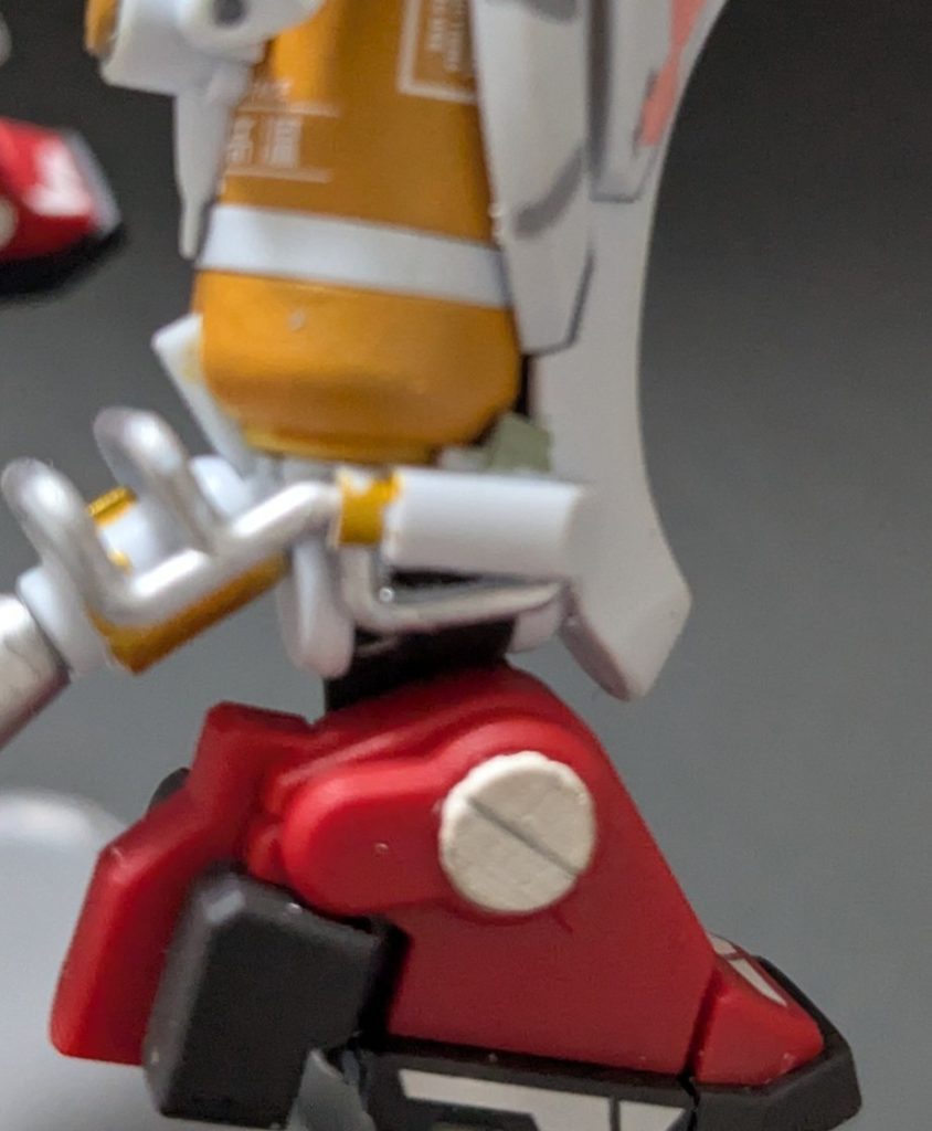 足首のパイプ部分をくり抜き。結構きれいにできました。