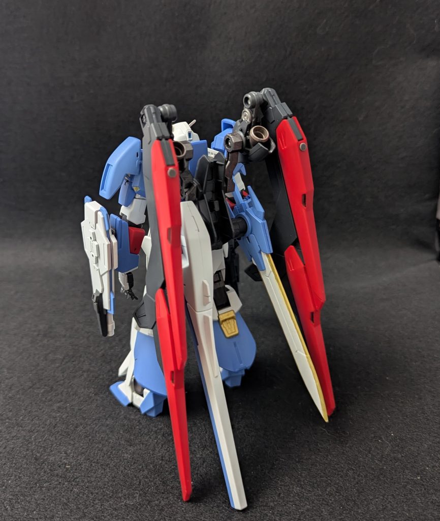 後ろ姿背部武器ラッチにはGNブレイド改（クラウ・ソラス）ロングレンジキャノンを装備