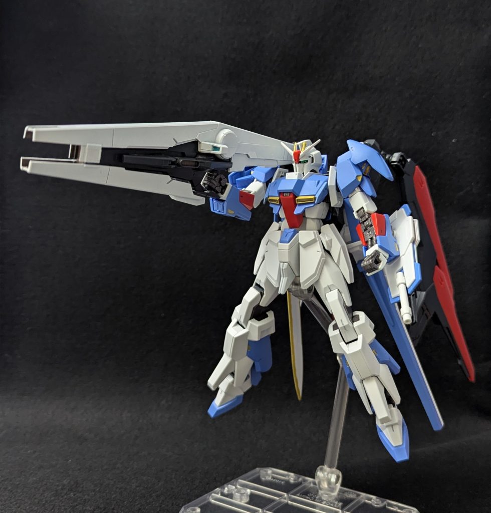 ビームライフルはオプションパーツ装着で高火力のダイダルバズーカとなります一発しか撃てないので撃ったらパージするという設定です