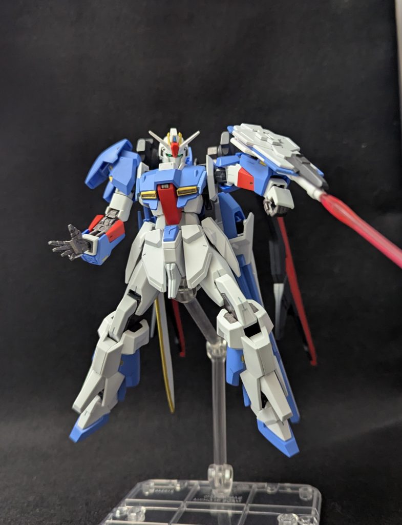 シールドはビルドストライクのシールドを小改造したもの裏面にビームサーベルがセットされておりビームガンとして射撃したりそのままサーベル抜刀もできます