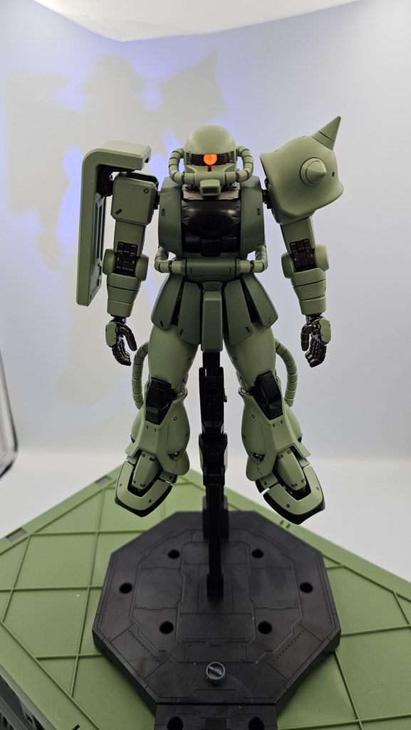 正面から。このムッチリ感とシンプルなデザインが好きなんですよねw1話でつまんでいた開閉用のつまみが付属していたので足元にwあ、本投稿ではつまみませんw