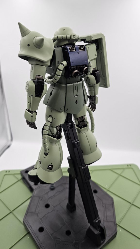 背面。内部フレームとスラスターはガンメタル、バックパックはいつものプリズムブルーブラック。黒い部分はアルティメットブラックで塗装しています。