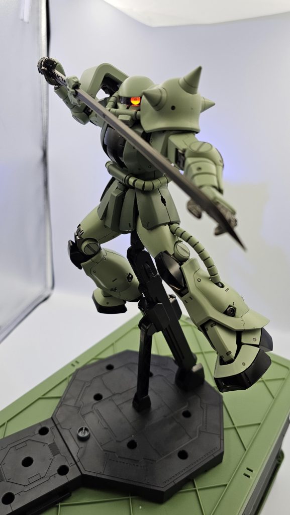 武装構え。マシンガンとバズと斧ですが、父親が欲しいとのことで提供。武装を考えていたら、友人からもらったバトスの刀が手元にw