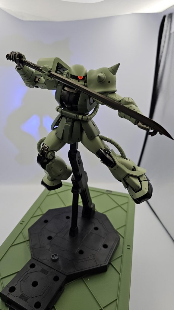 蛍光ピンクをモノアイに塗っていますが…ここまでの画像でお分かりの通り「オレンジじゃねぇかぁ⁉」になってしまってますw