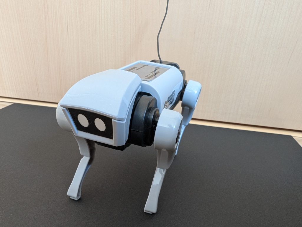 四足歩行の機構の元ネタはこちら。謎の中華製のシンプルな作りで、脚が角度も含めて固定しているのがポイントです。