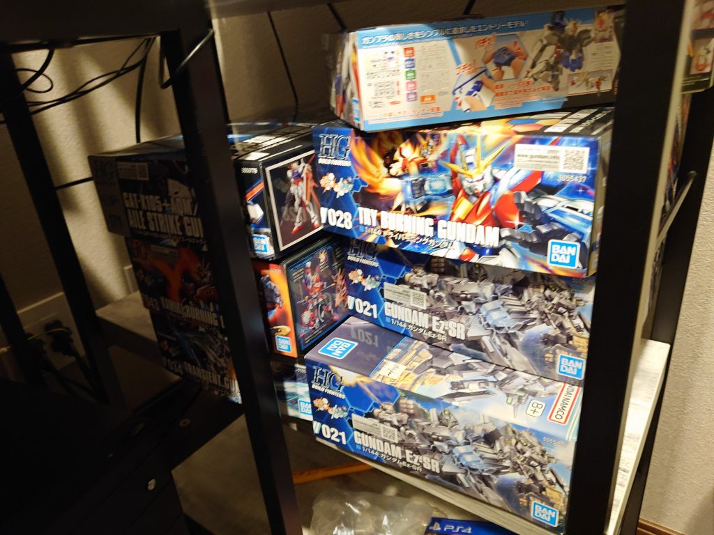 作品名：棚のスペースが（笑）<p>欲しいキットがでたら、すぐに購入してます。 迷ったら、後悔すると思ってます。 それが続いたら、棚に入らなくてなってしまいました。 プレバンキットもダンボールのまま封印してます。 みなさんも同じですよね？ですよね（笑）</p>