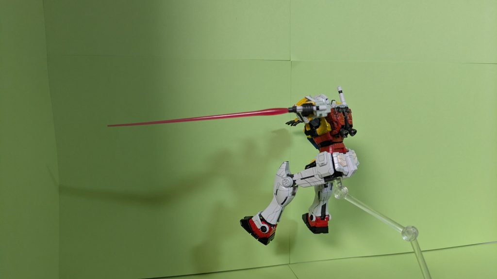 パオロ艦長ビームサーベル炙り焼きのポーズ。