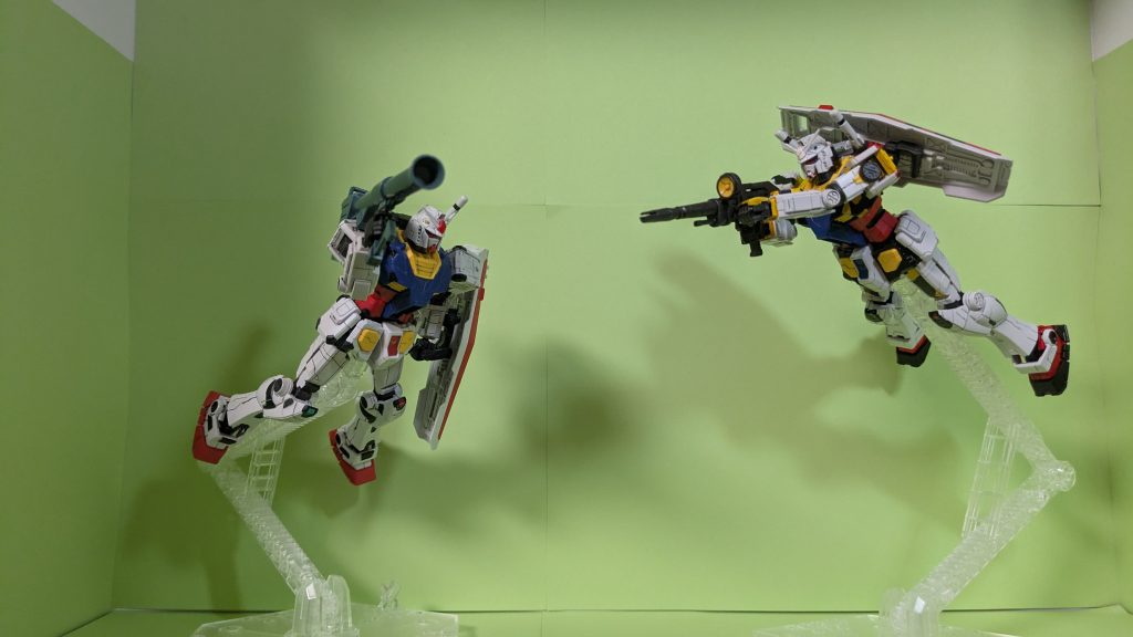 マチュ達一行がやりたい放題したせいで万博のガンダムの映像が白いガンダムVS横浜ガンダムに差し替わってしまった!ちなみに横浜ガンダムのAIのCVは万博ガンダムに合わせて古谷徹、白いガンダムのAIのCVは新祐樹。