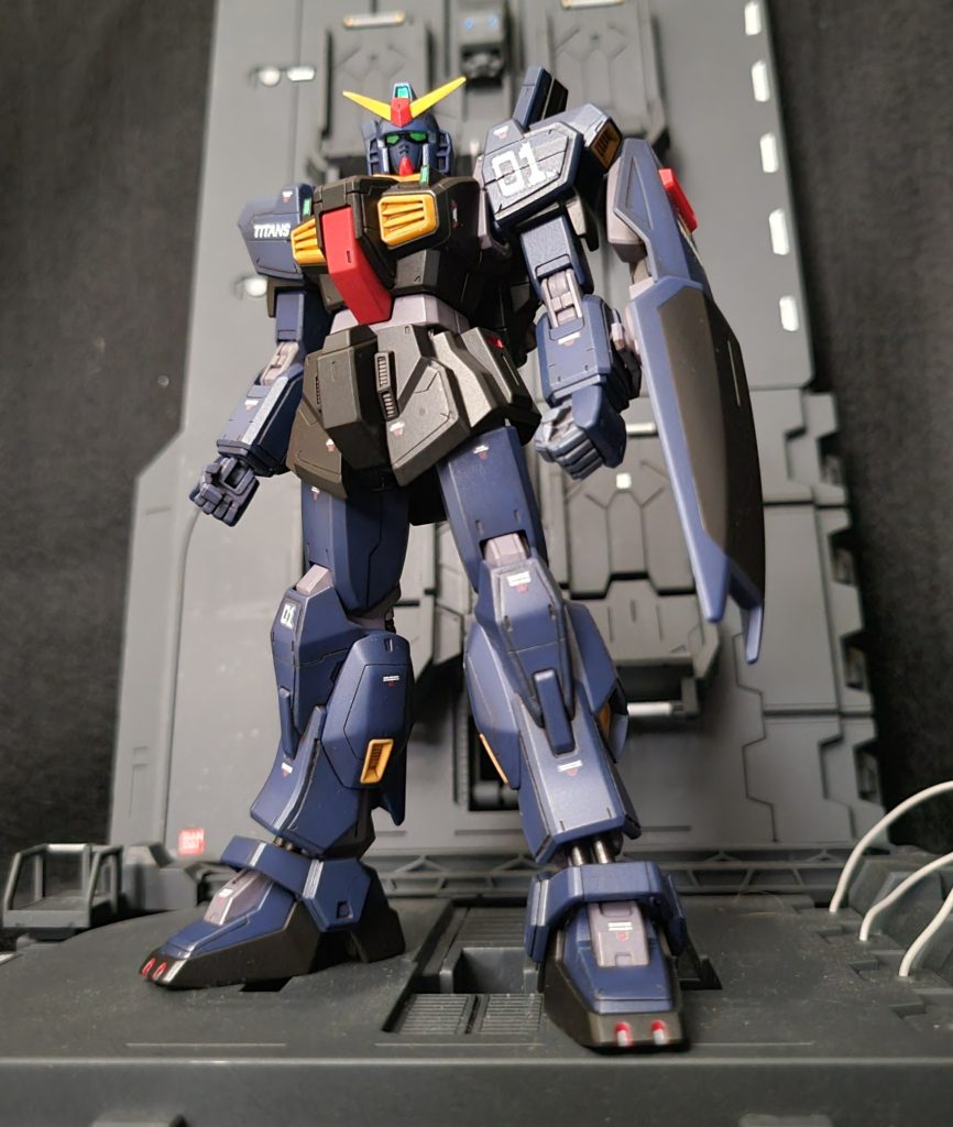 黒いガンダム。足が太いから、煽りのアングル良いですね!!