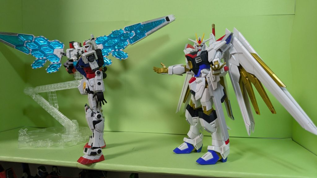 万博ガンダム「ん?そこのお二人さん!いかがですかー?」キラ「結構ですよ。僕にはラクスとの翼があるから…」ラクス「まぁ〜、着けてみたいですわ〜!」