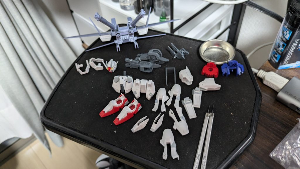 制作途中の画像バックパック以外の手を加えたパーツを並べてます。ちなみに右下のBMCタガネはこの制作で落っことしてお亡くなりになったものです。心が折れたのでBMCからファンテックに鞍替えです。