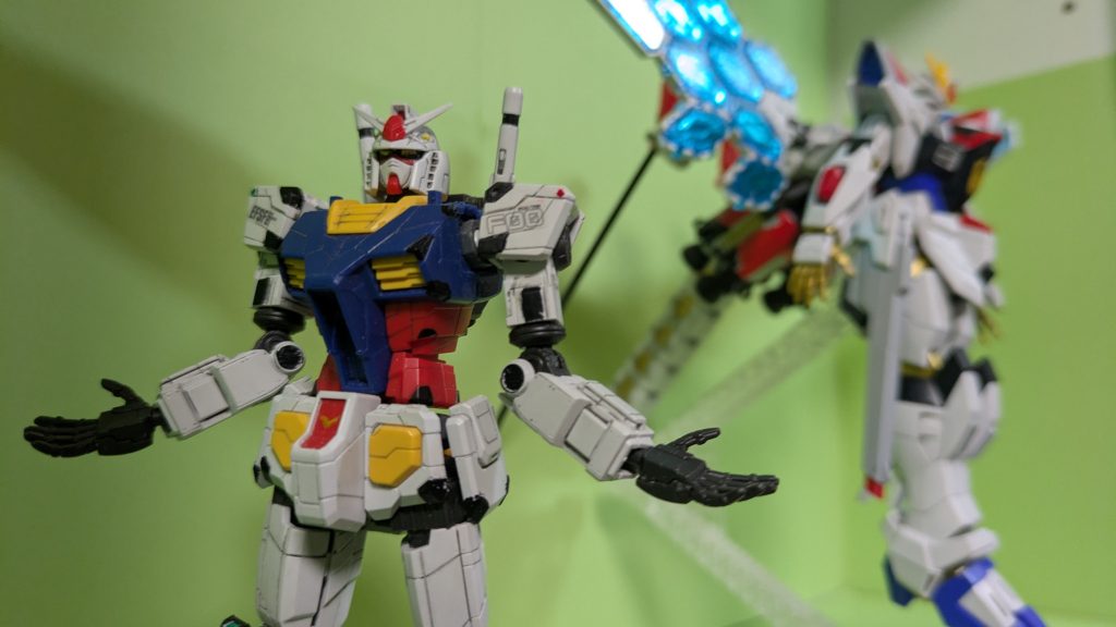 万博ガンダム「ゲンキンな人達だ。まぁ様になったしリア充達も喜んでいるから、俺はクールに去るぜ。」とりあえずマイフリで着けてみた。