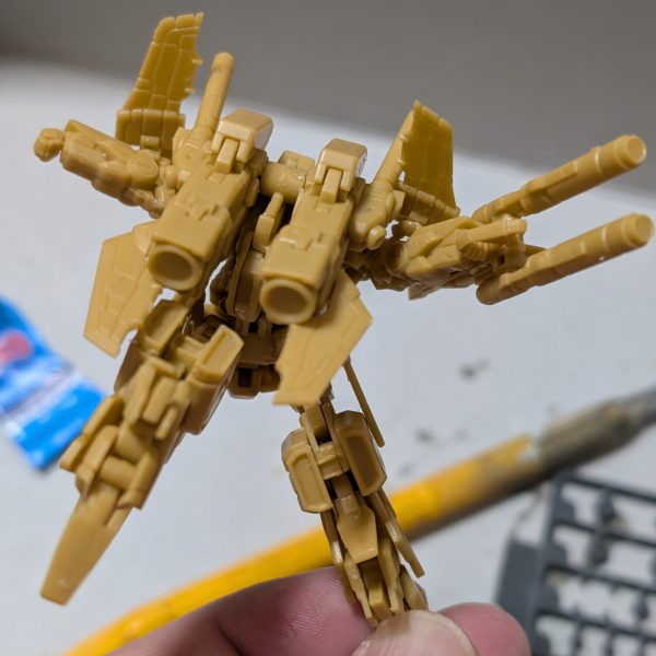 ZZガンダムの合体後のシャキーンをポージング。レディプレーヤーワンの「俺はガンダムで行く」のポーズでもある。黒サフからの筆塗りの予定。第５弾は質量がある。（2枚目）
