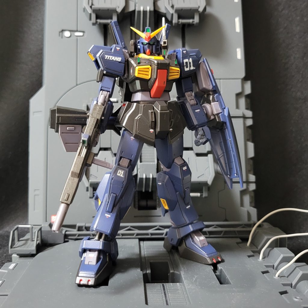 フル装備! 黒マークIIはもともと凄くカッコ良く出来てるんですが、ふとももから足首までが太く、靴部分は少し小さく感じてました。太もものところでプラ材2mm挟んで延長。靴は前後に切り離しプラ材1.5mmを挟みました。上半身は詰まった感じがするので、腹部にプラ材2mm挟み延長。