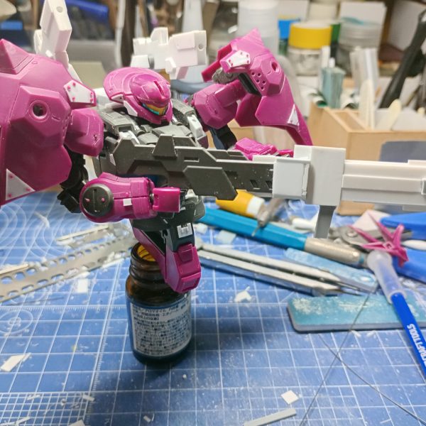 はじめは普通にデカール貼って完成させようとしたのに、アレコレ考え始めてたら完成させやすい装備やディテール追加とか諸々ダラダラやってますねえ。（2枚目）