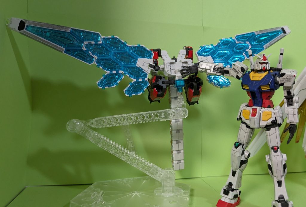 万博ガンダム「私が使ったグラスフェザー装備、今なら公式SNS投稿条件で先着1名まで試着できますよぉー!さあ誰か着けてみては!」