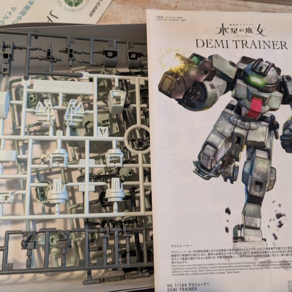 あるコンペに向けてミャクミャクカラーリングの万博警備デミトレーナーを制作中。脚を短く、腕を伸ばしてアンバランスにする予定。仮組みですが合わせ目も一切出ることなく造形も面白い。シンプルなんで改造元としてはいいかも（2枚目）