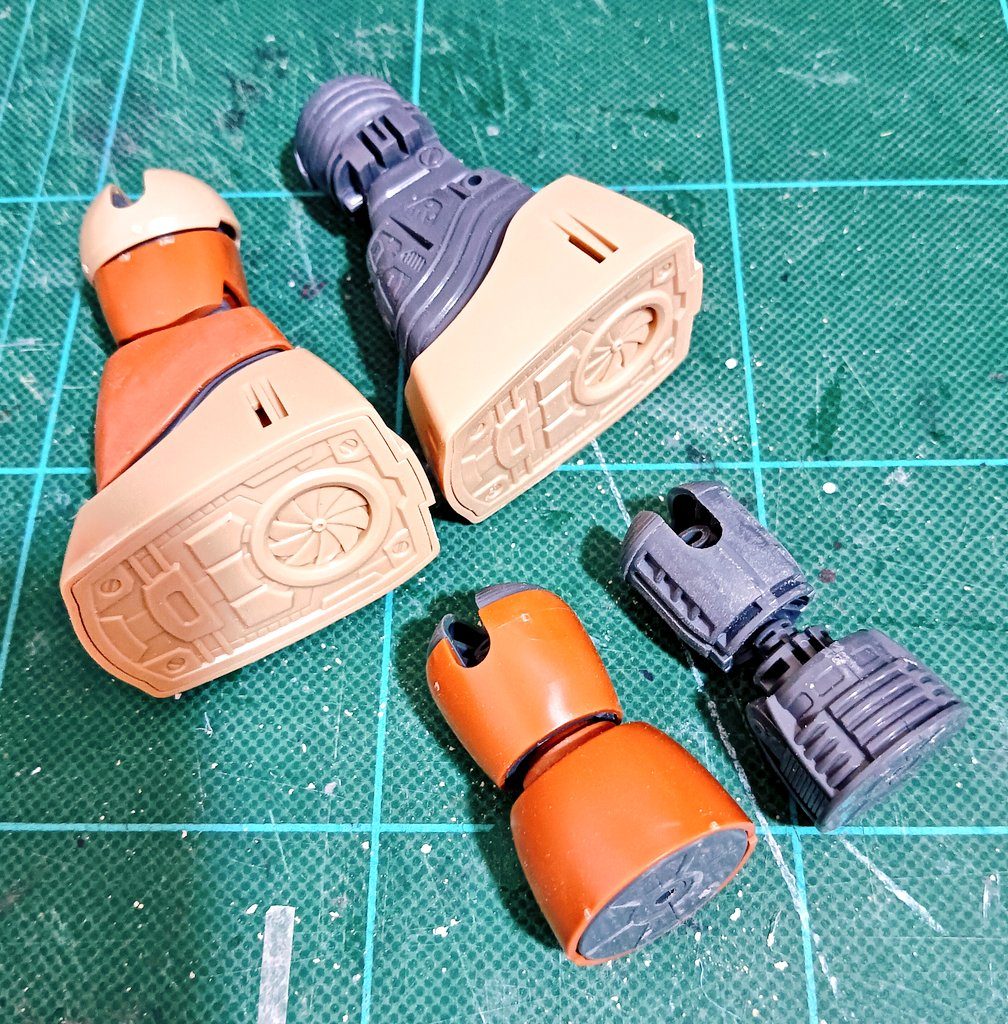 気になった点を挙げておきます腕足はMGばりのフレームに装甲をかぶせる構造ですがフレームはほぼ見えなくなります 厄介なのはABS素材の足フレームの合わせ目がチラ見えすること、瞬着パテか対応接着剤が必要になります