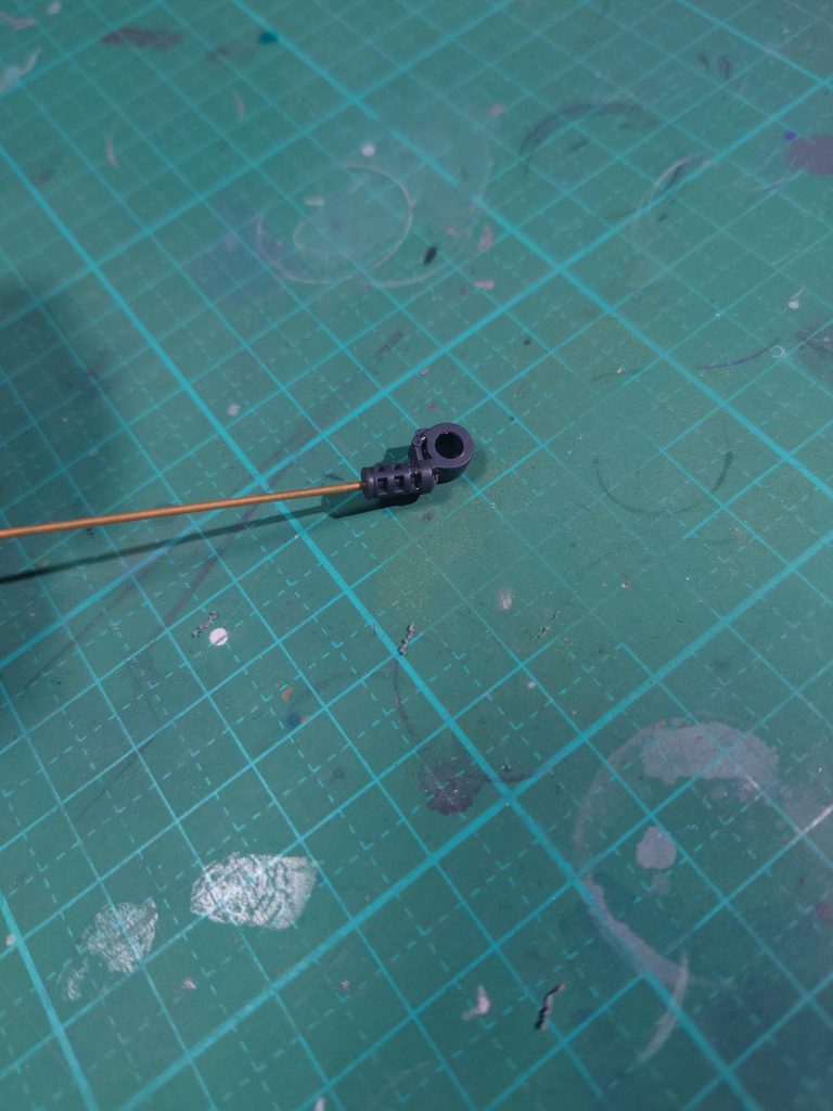 折れたパーツの軸心にドリルで穴を開けて真鍮線を通し、接着剤で固定しました