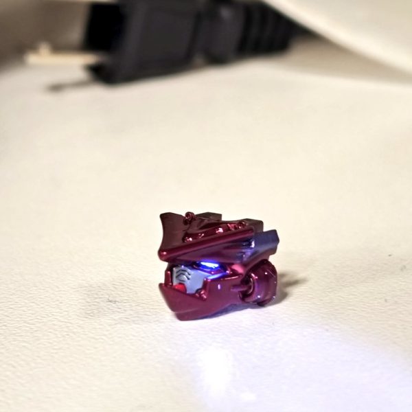 アストレイゴールドフレーム天を塗り替えました。フレームをレインボーン、装甲をボーンミラーからのドレインレッドで塗装してます。膝の装甲だけ失敗したので実験がてらボーンクロームに変えました。何故こんな面倒な塗装にしたんだと途中で面倒になってきました。もう殆ど完成してるのですが、レインボーがよく見えるには太陽光で撮影するのが一番いいと思い止まってます（2枚目）