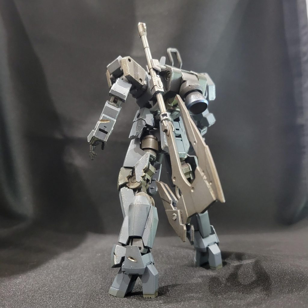 武装はグレイズのアックスを改造した大型アックス元々のアックスは小振りなので大型化し、破壊力を増した物にしました