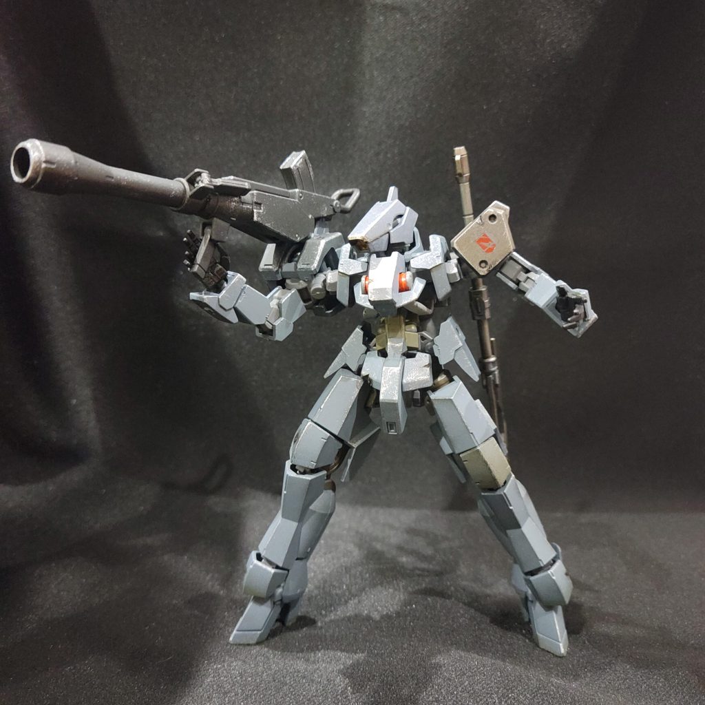 射撃武器はバズーカのみ被弾によって火器管制システムが不調、ライフルの様な精密射撃が出来ないのでバズーカによる砲撃しか出来ない、そんな感じアパム！弾持ってこい‼