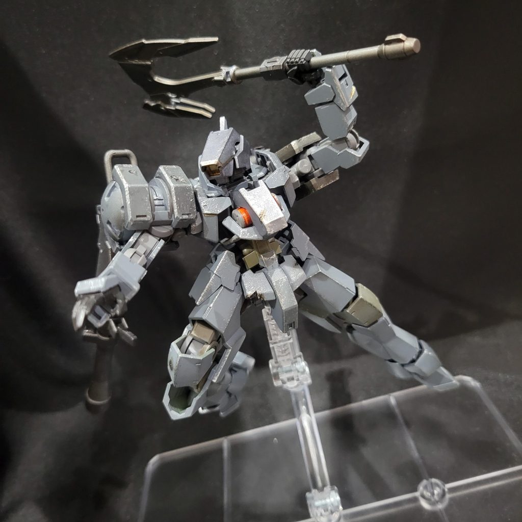 今回は紛争地域に駆り出され、満足な補給修復が受けられないPMCの機体でパイロットはもと軍属、グレイズの扱いに長けた40代のおじさんで、ベテランなので中隊または小隊規模の部隊を任される人、自分の撃墜スコアより部下を生きて連れて帰る事を優先にしてるって感じに脳内で妄想してます。