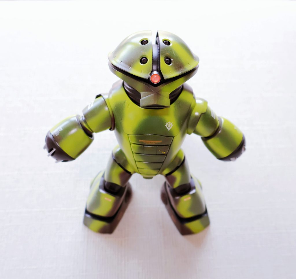 みにょ〜んって飛んでるみたいなポージングにして寝かせた状態を上から撮影しています。写ってはいませんが、背中を浮かすためにTAMIYAの接着剤を置いています。