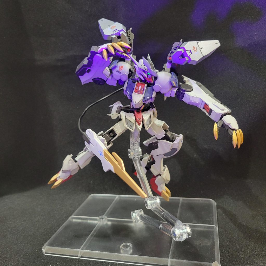 武器無しでも爪とテイルブレードだけでクソ格好いい機体名にもなってるエボですが、お金貯めて始めて買った車がランエボでした、中古のエボ5でしたがサーキットも走ったり思い出あふるる良い車でした。