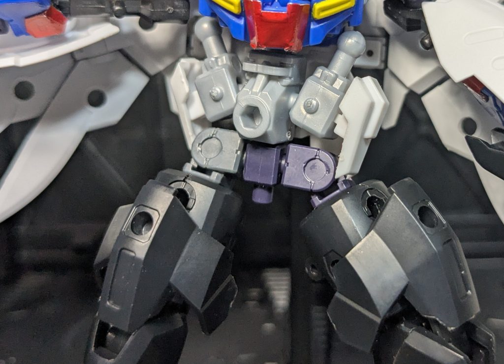 腰はジョイントパーツを使ってT字型に組み合わせてます。可動域があるのでポージングも自在ですね(^o^)