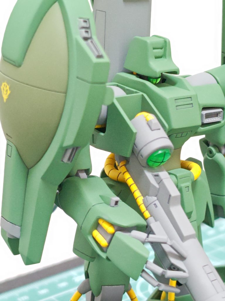 指はネットで見たホッチキスの針と100均のフォークで作ってみました。後はウェーブやコトブキヤのパーツを色々使用しています。