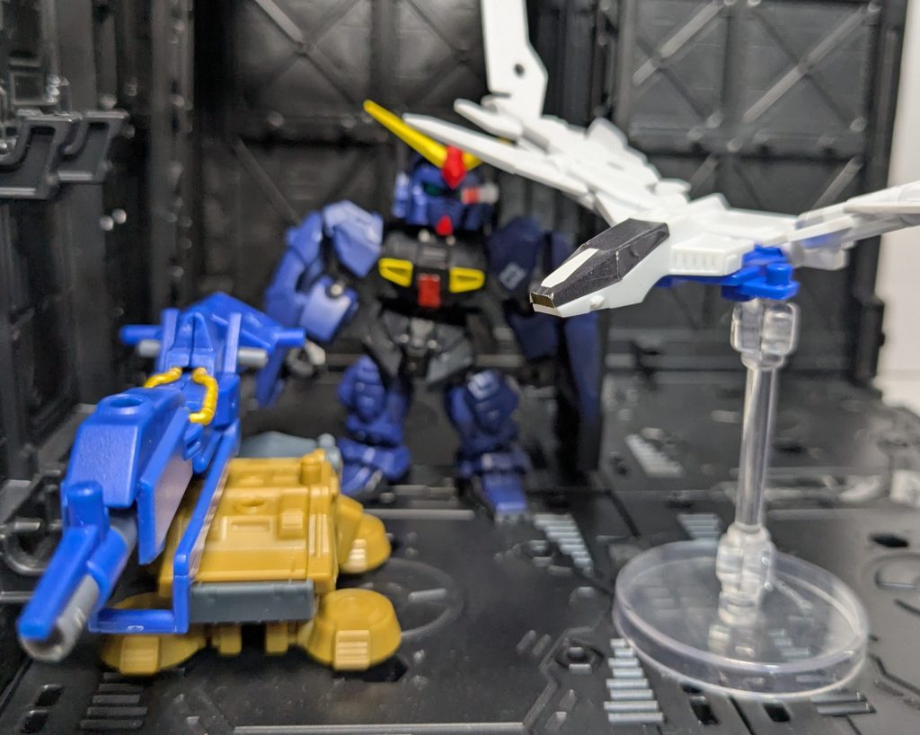 情報支援ユニットとして、シバトラック（ホバートラック）と、Gホーク（Gディフェンサー）。それぞれがレーダーと目視で相手の位置を索敵し、本機が味方に情報を伝えます。