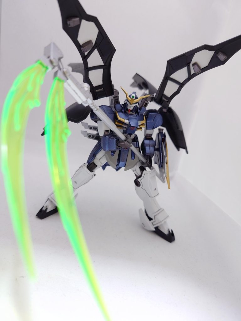 【使用塗料】GMAS(ガンダムマーカーエアブラシにての塗装)メタリックダークブルーロイヤルメタレッドヘビーガンメタリックゴールドスプレー塗装タミヤのシルバーリーフその他ガイアノーツの蛍光グリーンでツインアイ等塗装し、ブラックライト照射で光るように。胸の銀色の辺りはdispayという筆式水性マーカーにて塗装
