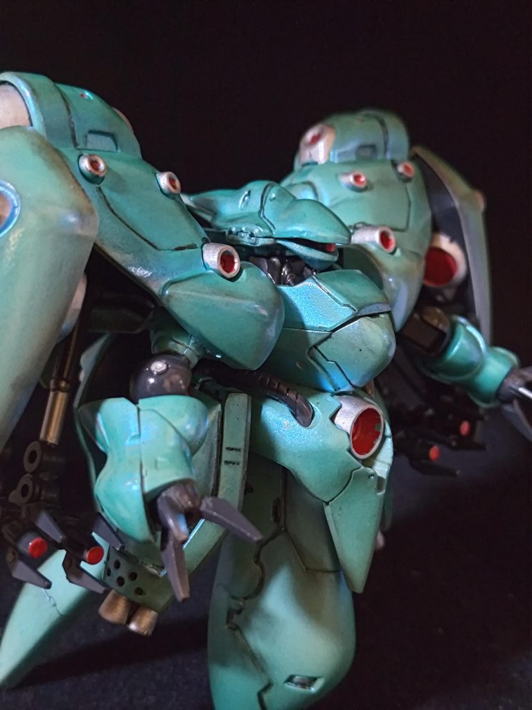 このノイエ・ジールのメインカラーはガイアノーツ パステル ミントグリーンブルーと言う偏光パールカラーを使用しています😊なので光に当たる部分で色が変わります、今回はミントグリーンからブルーに見える不思議な塗料です✨下地の色でも出来上がりが変わるのでサイトのレビュー見ながら今回はこの色になっています✨