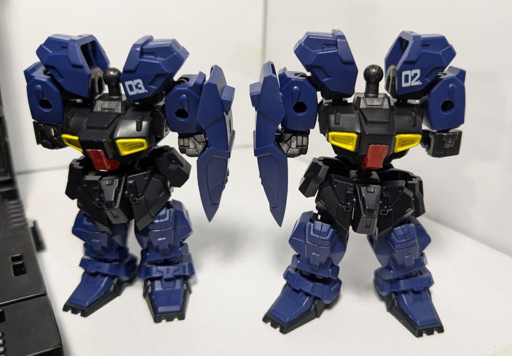製作工程です。脚の二機は頭を外し、腕を上げ、前面にあたる左右にそれぞれシールドを持たしています