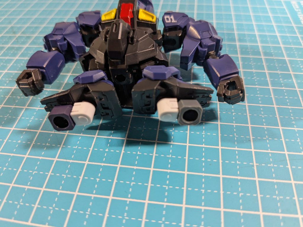 足に、30msのジョイントパーツと、30mmのウイングユニットのジョイントパーツを使って、足と、頭にあたるジョイントをつなげています。このジョイントの組み合わせが今回合体するのに丁度よいパーツでした。