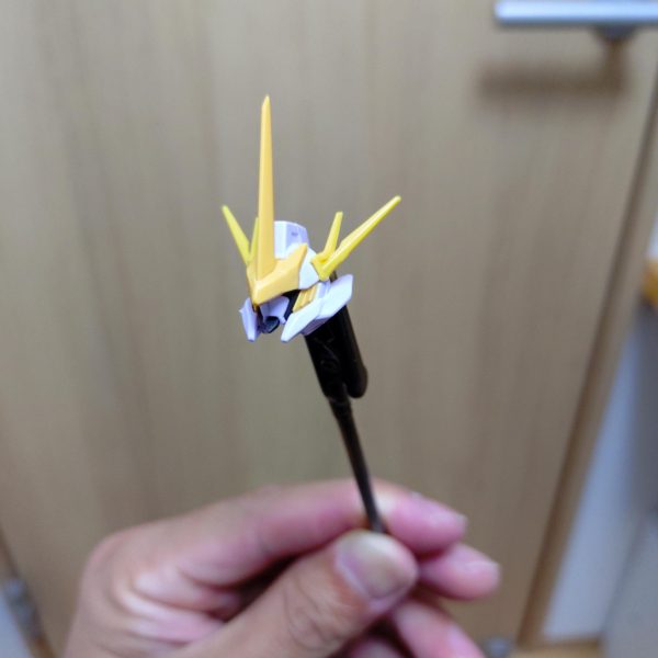 左右の腕はかなり出来上がってきました。正直一番の鬼門は白いパーツの塗装…ただでさえ白塗装は難しいのに、梅雨の休日に嫁と子供の用事がない状態で湿度60%以下、厳しいですね。顔と胸部はサフとスジボリまではしてます。（写真はちょっと前のです）（3枚目）