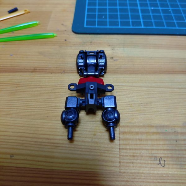 無限大の夢もそろそろ終盤です。本塗装はほぼ終わりであとは部分塗装とトップコート。因みに筆塗り部分塗装をミスったので、やり直してツヤツヤにするかツヤ消しで誤魔化すか迷ってます。2枚目の写真はバックパックの軸位置修正、3枚目は胴延長と足延長、赤いパーツは白かガンメタか…追記設定画見たら両腕白じゃなくて青とオレンジじゃねえか（3枚目）
