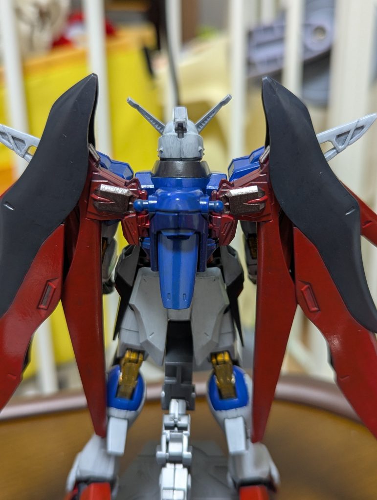 パルマや翼のバーニア?部分、バックパックからちょこんと見えるパイプなどなど、あらかたシルバーでアピールしています。