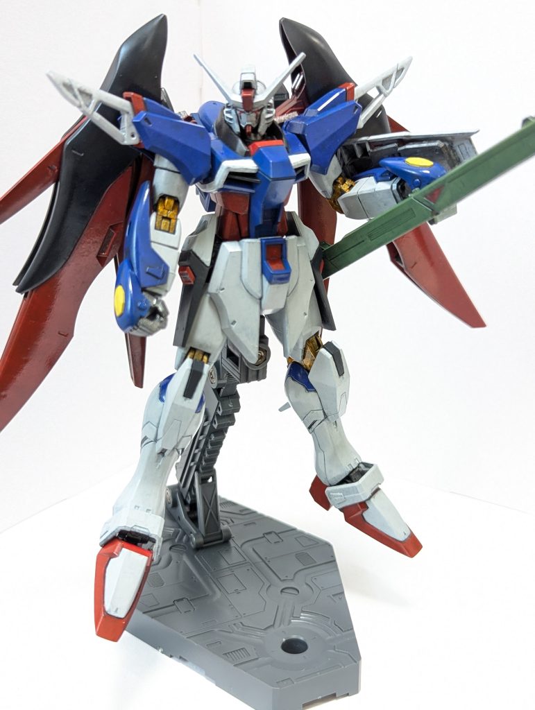 ちょっとZとかZZみのあるポーズになったかもしれない。下地は水性サーフェイサーをまぜまぜしてメカサフっぽくしたものそこに各箇所2色置いていってます。暗くなりすぎないように、けど重さは感じるようにを目指してみましたがどうでしょうか。