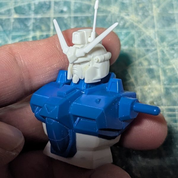 GP01改修加工進捗です頭部∶顔を分割して少し奥へ角度をつけて組み直しましたブレードアンテナ∶キットのままでは平べったくのっぺり感凄かったのでヤスリで削り込みました首周り∶仕込むポリキャップに合わせて首長さを削り調整腰周り∶全体的に2ミリ延長コックピットハッチも2ミリ延長して硬化後成形しようかとおもいますこれで上半身のバランス少しは調えたかと思います（4枚目）