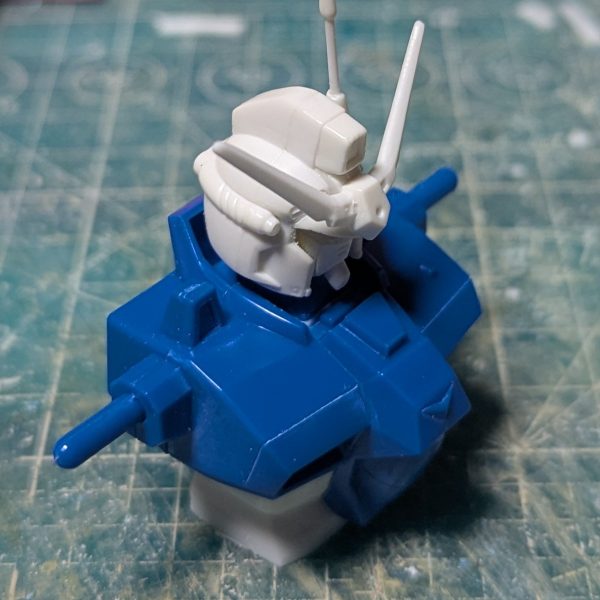 GP01改修加工進捗です頭部∶顔を分割して少し奥へ角度をつけて組み直しましたブレードアンテナ∶キットのままでは平べったくのっぺり感凄かったのでヤスリで削り込みました首周り∶仕込むポリキャップに合わせて首長さを削り調整腰周り∶全体的に2ミリ延長コックピットハッチも2ミリ延長して硬化後成形しようかとおもいますこれで上半身のバランス少しは調えたかと思います（3枚目）