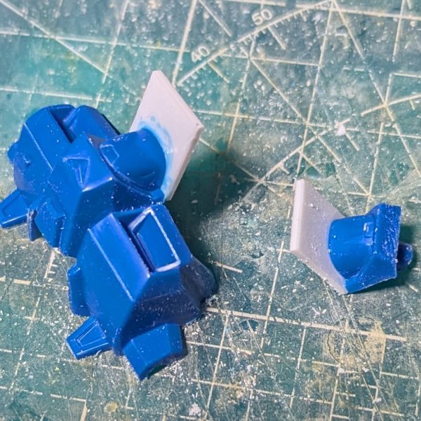 GP01改修加工進捗です頭部∶顔を分割して少し奥へ角度をつけて組み直しましたブレードアンテナ∶キットのままでは平べったくのっぺり感凄かったのでヤスリで削り込みました首周り∶仕込むポリキャップに合わせて首長さを削り調整腰周り∶全体的に2ミリ延長コックピットハッチも2ミリ延長して硬化後成形しようかとおもいますこれで上半身のバランス少しは調えたかと思います（5枚目）
